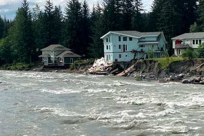 El río Mendenhall crecido en Juneau, Alaska, el 6 de agosto de 2023 (Foto AP/Becky Bohrer)