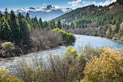 El río modela el paisaje de la región neuquina