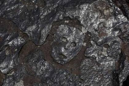 El río Negro, uno de los afluentes del Amazonas, descendió 15 metros en su nivel de agua. Debido a ello, aparecieron diferentes figuras talladas, en su mayoría, rostros humanos