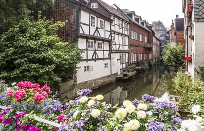 El río Oker atraviesa Wolfenbüttel , en Baja Sajonia.