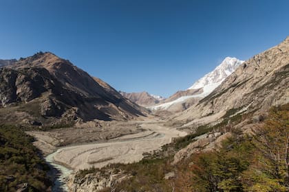 El río Oro impacta por su belleza y marca buena parte del sendero.