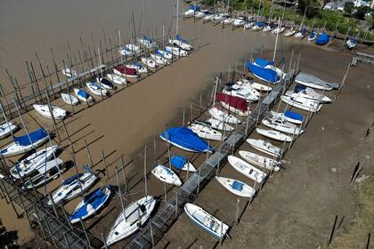 El rio parana está con una profundidad de 0,75 mts y es una de las mayores bajantes de los ultimos 30 años, lo que dificulta la carga de los barcos con cereal en los puertos de la region y la navegabilidad. En la foto balneario La Florida y club Remeros Alberdi en la zona norte de la ciudad.
