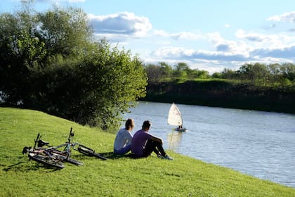 El Río Salado que bordea la ciudad es punto de encuentro.