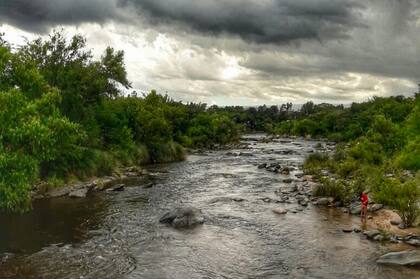 Temporada trágica en Córdoba: se tiró a un río y murió al golpear su cabeza contra una piedra