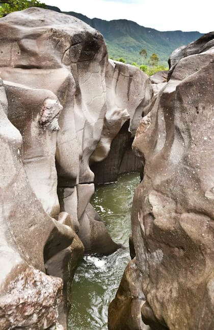 El río San Miguel corre encajonado en un encuentro de placas tectónicas, en el Vale da Lua de Lorenzo.