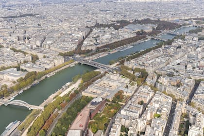 el-rio-sena-desde-la-torre-UCLDKMWHPVGBXHX577JNDN4EEU Torre Eiffel: por qué casi fue demolida, cómo la pintan, cuánto factura y más curiosidades del monumento más visitado del mundo