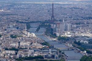 La alcaldesa de París promete que el agua del Sena estará tan limpia que nadará en el río antes de los Juegos