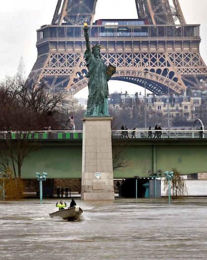 El Río Sena sigue creciendo y preocupa a los parisinos