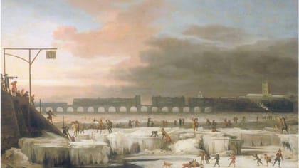 El río Támesis con el viejo Puente de Londres en la distancia