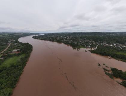 El río Uruguay con un cauce que luce desbordante y amenaza a las poblaciones de ambas márgenes (a la izquierda, Brasil y derecha, El Soberbio, Argentina).