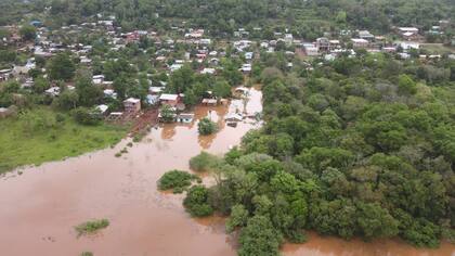 El río Uruguay desbordó, a pesar de que en la zona de El Soberbio corre encajonado. El agua tapó el barranco y llegó al nivel de las casas más cercanas a la costa.