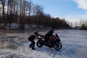 Un río congelado en Rusia se convirtió en pista de carreras para motos