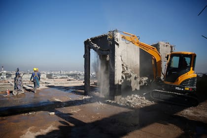 El ritmo de trabajo es intenso y una semana es suficiente para arrasar con un piso de entre 2800 y 3000 metros cuadrados