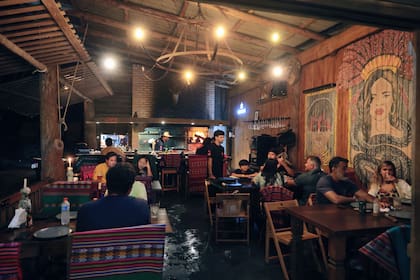 El ritmo pausado, el sonido del fuego y los aromas marcan el pulso del salón durante el servicio