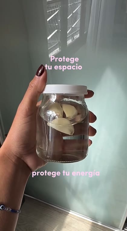 El ritual de ajo con vinagre y agua permite proteger tu casa cuando recibís visitas no deseadas