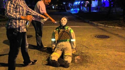 El ritual de Año Viejo usa muñecos que representan figuras públicas y celebridades (RTVC)