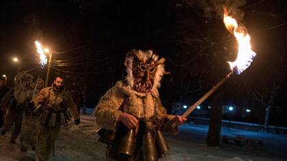 El ritual de baile incluye las características máscaras "kuker"