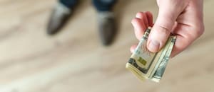 El ritual del billete en el zapato que se hace en Año Nuevo para atraer dinero