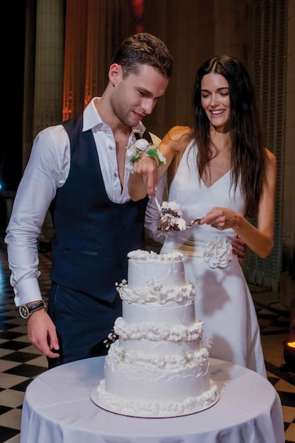 El ritual de cortar la primera porción de la torta. El pastel de bodas de cuatro pisos, preparado por Estudio H3N, era vegano y de coco y chocolate, a pedido de Sofía y Zach.