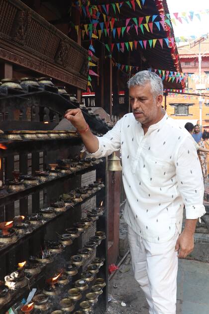 El ritual de encender velas de manteca en los templos de Katmandú.