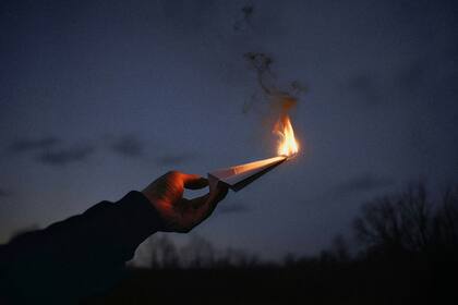 El ritual de gratitud y desapego consiste en escribir en un papel todo aquello que se agradece y lo ya no sirve, y prenderlo fuego