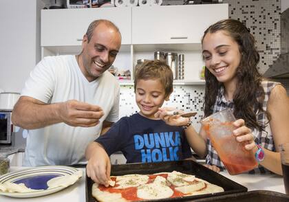 El ritual de los viernes: Ignacio Troncoso prepara pizza casera para complacer a su hija, Martina, de 14 años