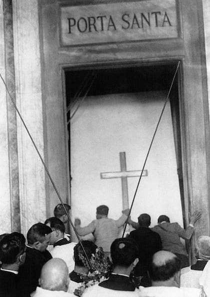 El ritual para abrir la puerta santa de San Pedro fue modificado luego de que en la Nochebuena de 1974 unos escombros cayeran muy cerca del papa Pablo VI.