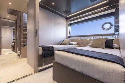 El Riva Argo 90 cuenta con cinco dormitorios para pasajeros, además de los camarotes de la tripulación.