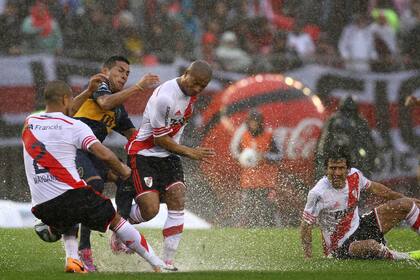 El River-Boca del torneo Transición 2014 jugado con mucha agua en el cesped del Monumental