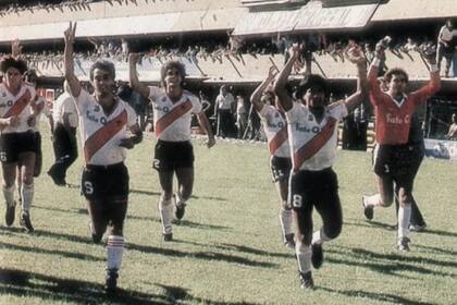 El River del 1986, cuando dio la vuelta olímpica en La Bombonera antes de comenzar el partido que ganó 2-0 con dos goles de Alonso, el primero con la recordada pelota naranja