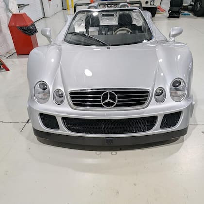 El roadster cuenta con un motor V12 de 6.0 litros montado en el centro del chasis