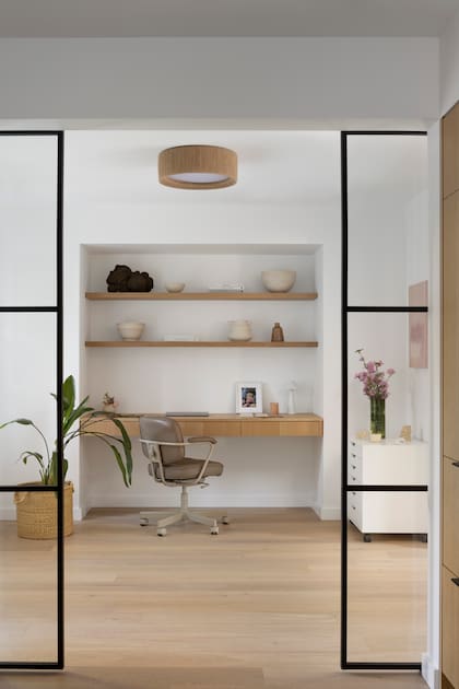 El roble nativo con el que hicieron los pisos también fue elegido para el escritorio y los estantes.