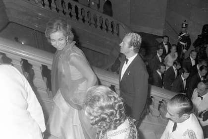 El robo de la capa de la reina Sofía se constituy´en un papelón internacional