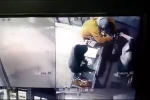 Atendía una panadería con su bebé en brazos, entraron a robarle y amenazaron con matarla