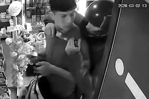 Amenazaron a un cliente con una cuchilla de carnicero para robar un kiosco a plena luz del día