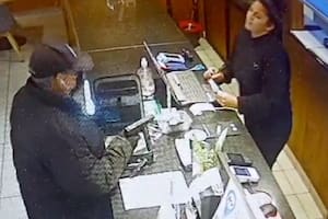La cajera de un restaurante pasó de víctima de un ladrón armado a cómplice de un robo de 1.138.000 pesos