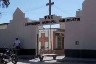 Una pareja de jóvenes que llegó a un cementerio para tener relaciones sexuales, fue asaltada por tres ladrones