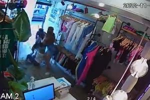 Un ladrón arrastró y zamarreó a una mujer desde un comercio hasta la vereda para robarle la cartera