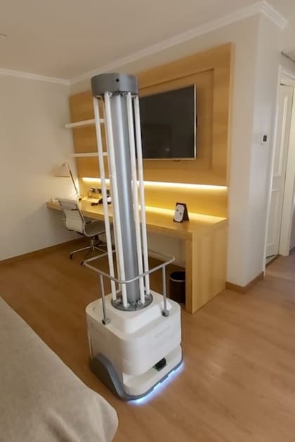 El robot autónomo que desinfecta habitaciones y espacios comunes con luces y tecnología ultravioleta producido por una start up cordobesa