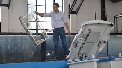 El robot, bautizado Geneseas, tiene la capacidad de limpiar residuos que floten en la superficie de cuerpos de agua y que estén hasta 40 centímetros de profundidad