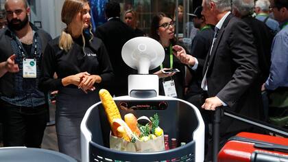 El robot de LG sirve como changuito de supermercado