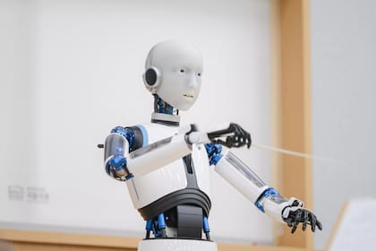 El robot EveR 6 condujo a la Orquesta Nacional de Corea del Sur en un concierto en Seúl. Corea es junto a Japón el país con más robots per cápita del mundo, algo en parte promovido debido a una población que envejece rápidamente y que se está empezando a reducir. 