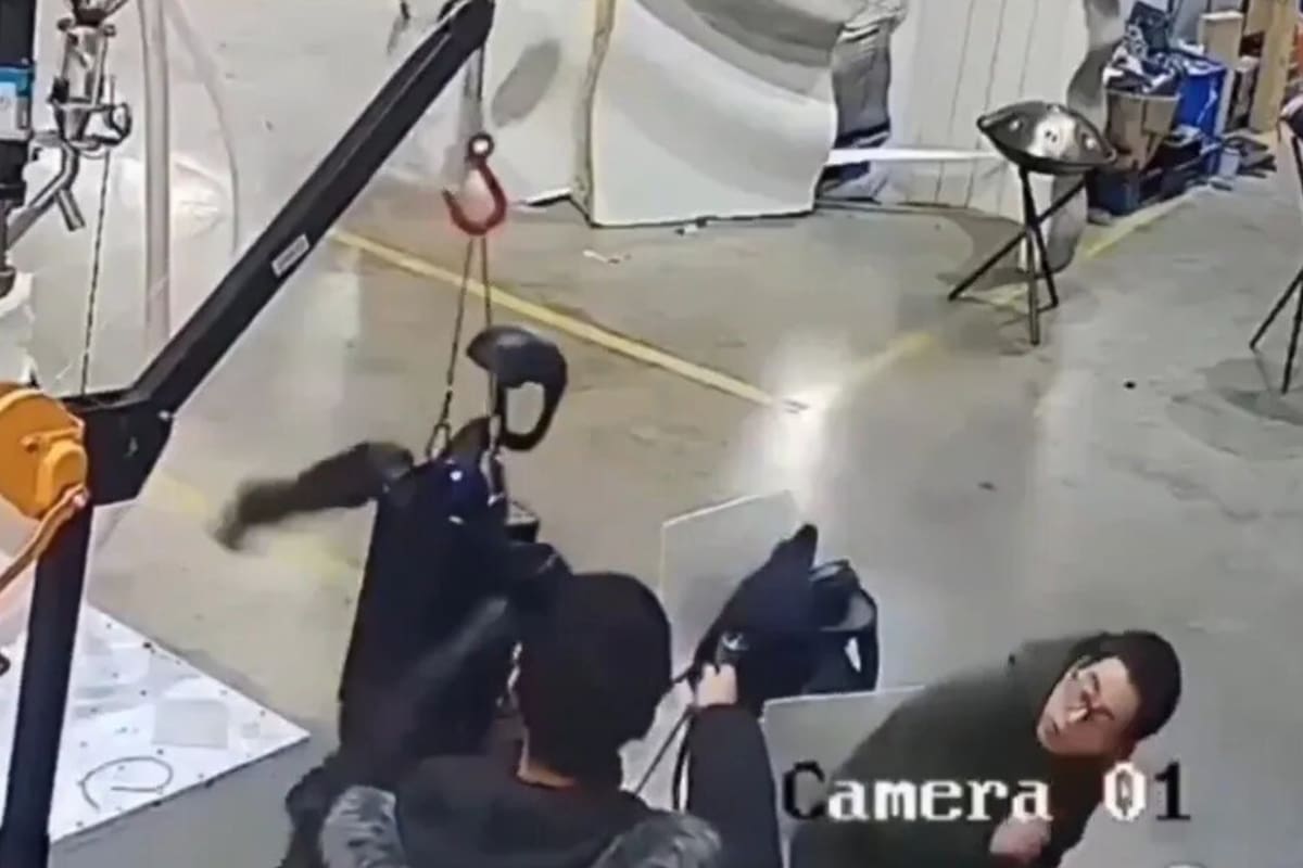 El video del momento en que un robot perdió el control y casi atacó al programador