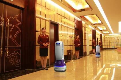 El robot Peanut se utiliza en el hotel Hangzhou para repartir comida en las habitaciones de los huéspedes que piden roomservice