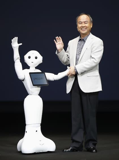 El robot Pepper junto a Masayoshi Son, el CEO de Softbank, en 2014 durante la presentación del robot