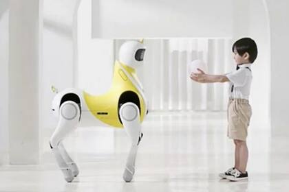 El robot pony de XPeng Robotics está equipado con sistemas de reconocimiento facial y de voz para interactuar con los pequeños