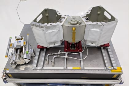 El robot que busca pérdidas de amoníaco (RELL) en su guarida (RiTS) antes de subir al espacio