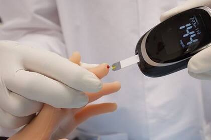 El robot también puede ser utilizado para simular la toma de una gota de sangre para verificar el nivel de glucosa en sangre