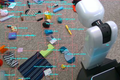 El robot usa una cámara y un sistema de reconocimiento de imágenes para identificar qué es lo que está en el piso