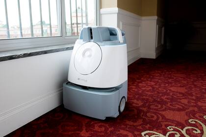 El robot Whiz trabajando en el Garden City Hotel, en Long Island.